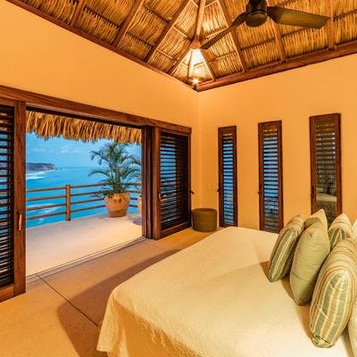 Bedroom with views of the sea.