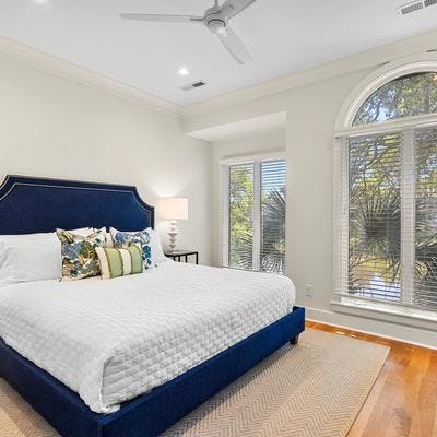Primary bedroom in a Kiawah Island vacation rental property.