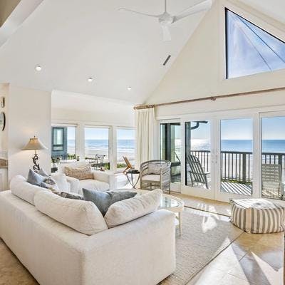 Living space in an oceanfront Kiawah Island vacation rental.